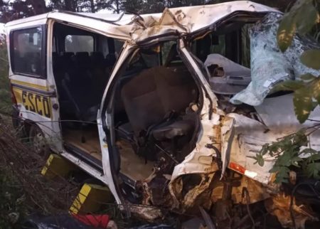 Homem morre em colisão entre van escolar e caminhão na BR-470 em Capinzal
