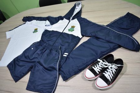 Apiúna realiza entrega gratuita de kit de uniforme escolar