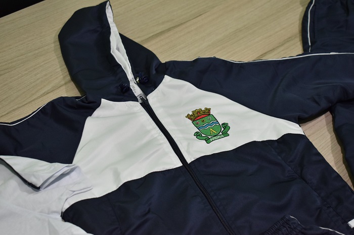 Prefeitura de Apiúna realiza entrega gratuita de kit de uniforme escolar