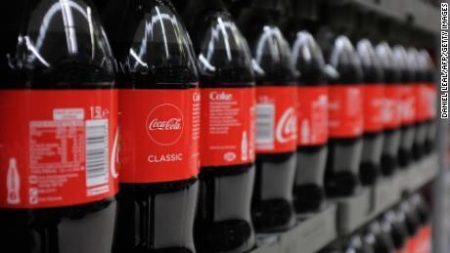 Coca-Cola divulga nova tampa para garradas plásticas no Reino Unido
