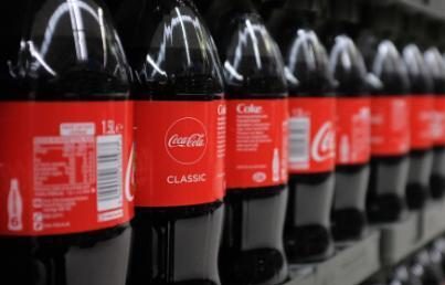 Coca-Cola divulga nova tampa para garradas plásticas no Reino Unido