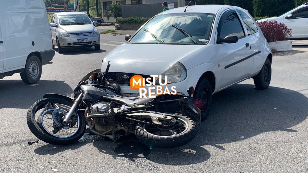 Motociclista fica ferido após colidir com carro em Timbó