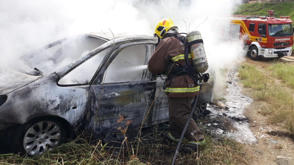 Carro utilizado em assalto é encontrado queimado em Blumenau