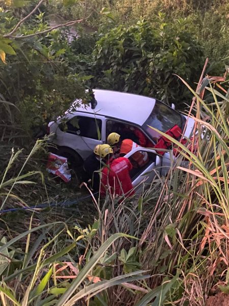 Homem de 72 anos perde o controle do carro e cai em ribanceira em Ilhota