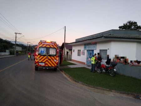 Bombeiros atendem colisão entre motocicleta e carro em Timbó
