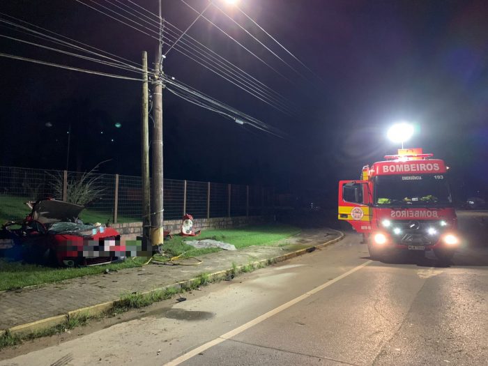 Condutor fica preso às ferragens após colidir contra poste em Timbó 