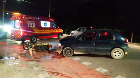 Colisão de carro contra moto deixa homem ferido em Timbó