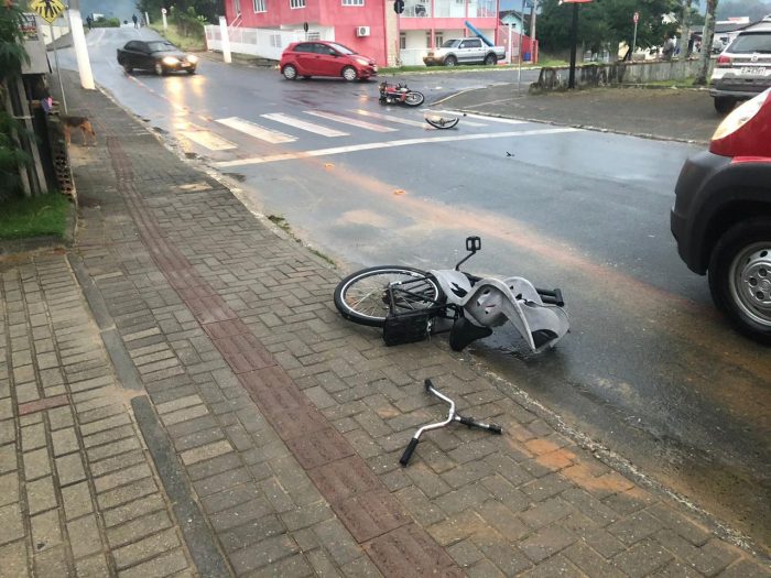 Acidente de trânsito deixa ciclista e motociclista feridos em Ilhota