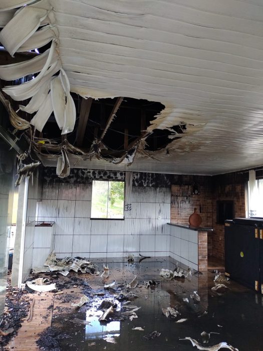 Residência de madeira e alvenaria fica destruída após incêndio em Ituporanga 