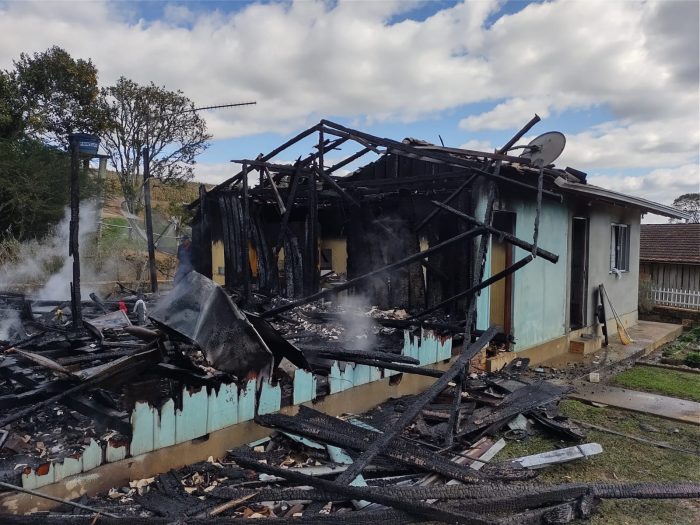 Residência de madeira e alvenaria fica destruída após incêndio em Ituporanga 
