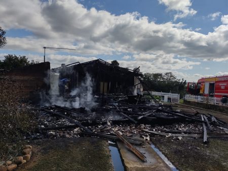 Residência de madeira e alvenaria fica destruída após incêndio em Ituporanga