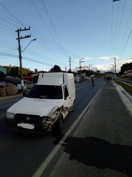 Bombeiros atendem ocorrência de colisão entre carro e caminhão em SC