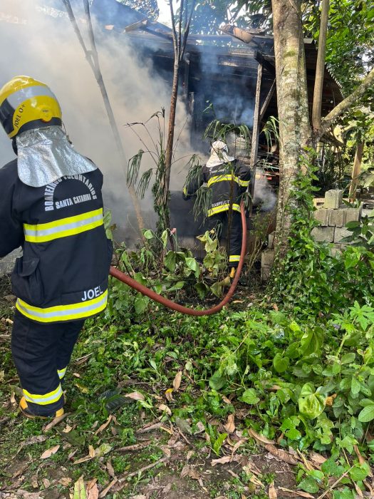 Armazenamento de madeira fica destruído após incêndio em Gaspar