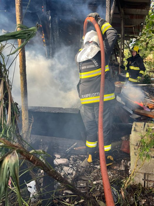 Armazenamento de madeira fica destruído após incêndio em Gaspar