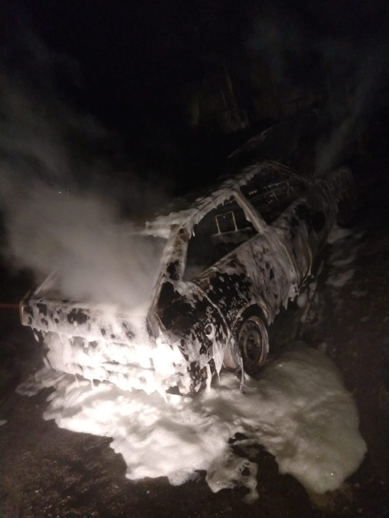 Veículo fica completamente destruído após pegar fogo em SC