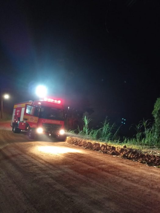Saída de pista seguida de capotamento deixa três pessoas feridas em Timbó 