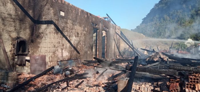 Estufa de fumo fica completamente destruída após incêndio em Presidente Getúlio 