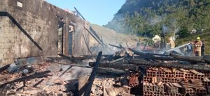 Estufa de fumo fica completamente destruída após incêndio em Presidente Getúlio