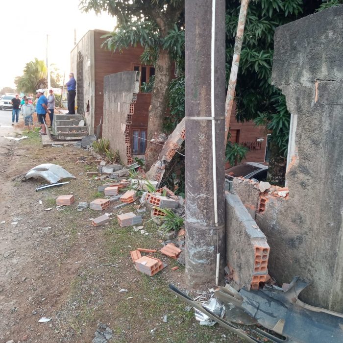 Veículo fica destruído após colidir contra poste, muro e residência em Gaspar
