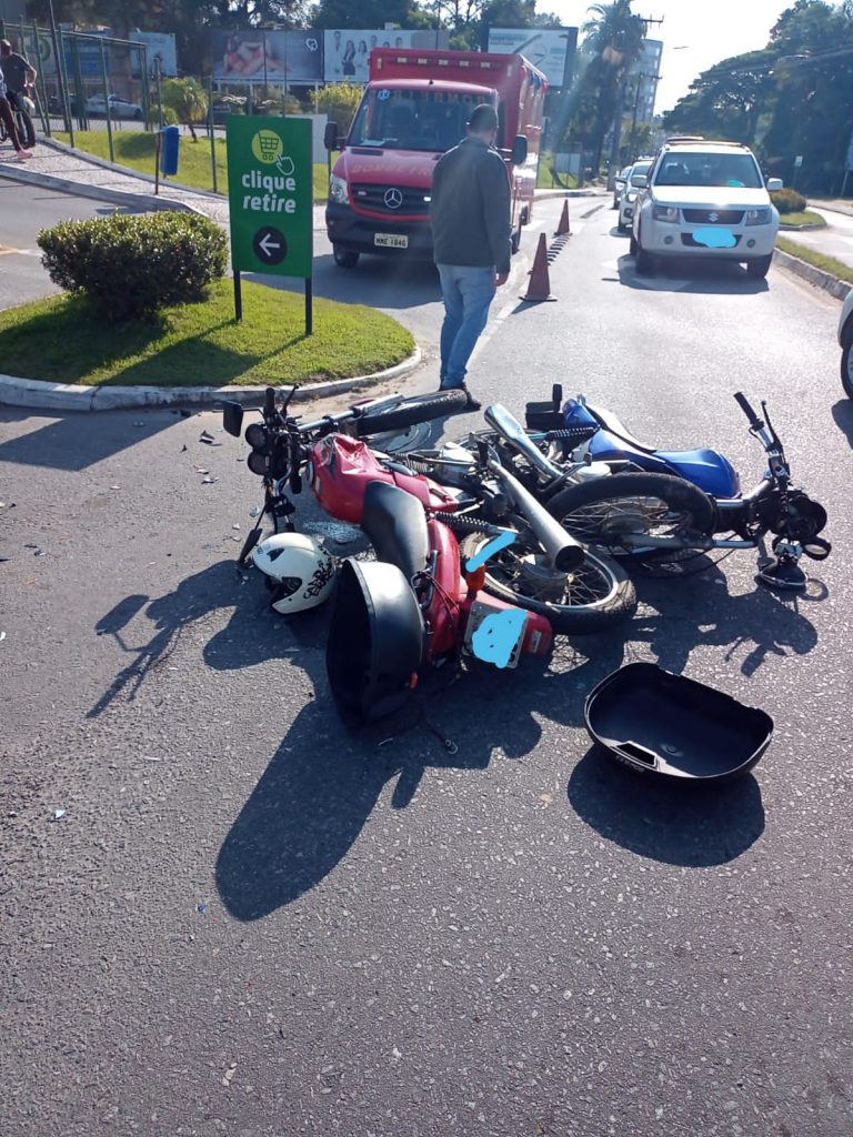 Dois motociclistas ficam gravemente feridos após colisão em Indaial