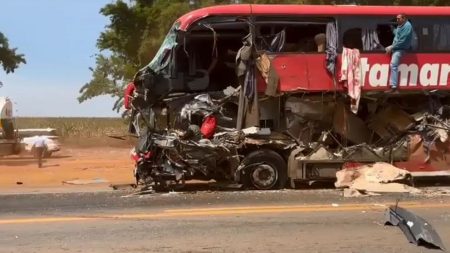 Acidente entre ônibus e carreta deixa mortos em Mato Grosso