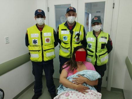 Bombeiros auxiliam mãe que realizou parto em casa em Timbó