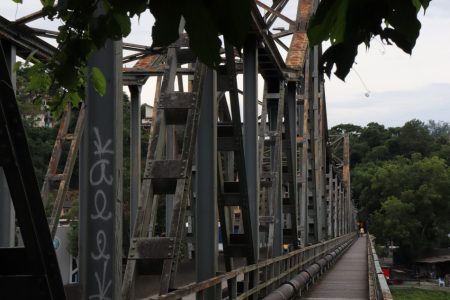 Ponte de Ferro volta a ter iluminação em Blumenau