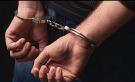 Homem com mandado de prisão ativo é preso dentro de casa em Indaial