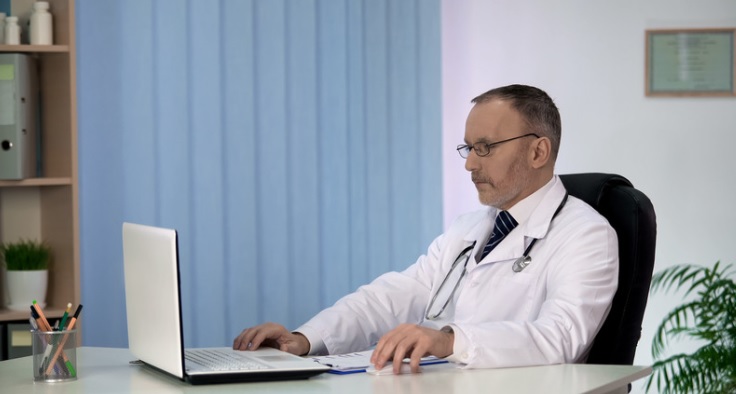 Vale a pena fazer especialização online médica?