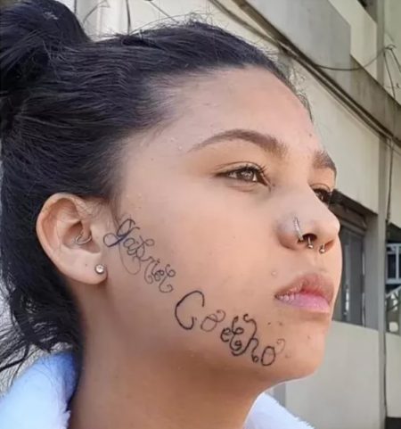 Homem tatua seu nome no rosto da ex-namorada em São Paulo