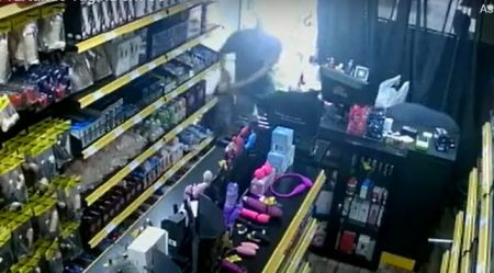 Homem é flagrado furtando vagina de borracha em sex shop de Balneário Camboriú