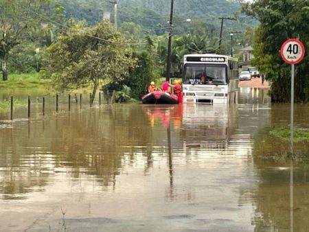 Corpo de Bombeiros Voluntários de Pomerode salva 20 crianças presas em ônibus