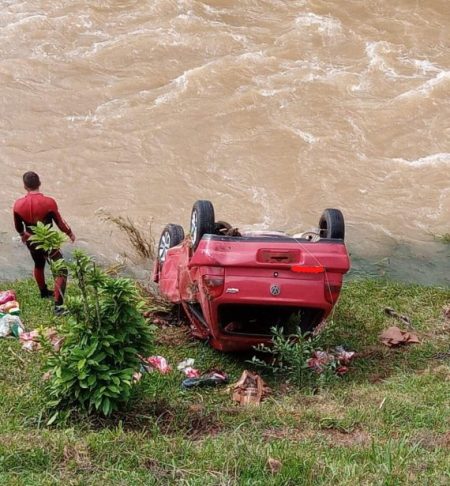 Motorista consegue se salvar após cair com carro em rio de Benedito Novo