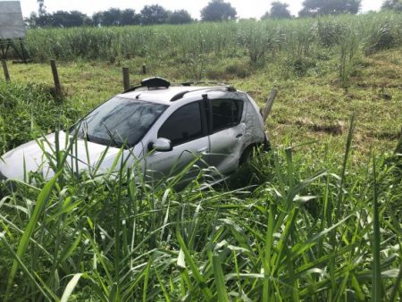 Mulher perde o controle do carro e acerta poste em Ilhota