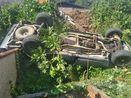 Motorista fica ferido após carro cair em barranco em Blumenau