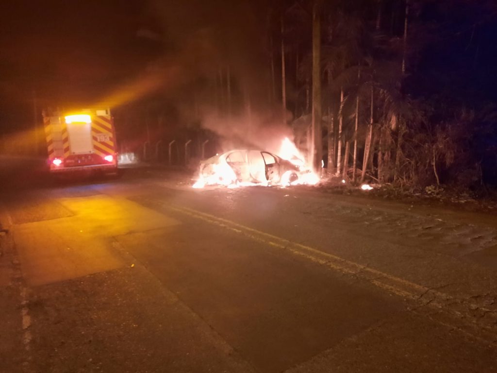Carro pega fogo após motorista colidir contra um poste em Benedito Novo