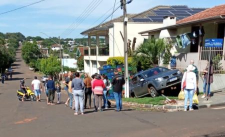 Acidente de trânsito revela veículo roubado em Realeza