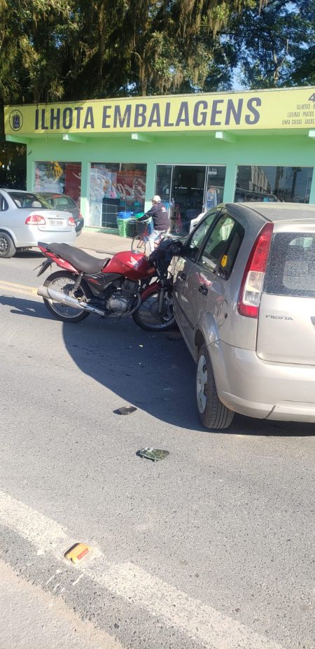 Motociclista fica ferido após colisão contra carro em Ilhota