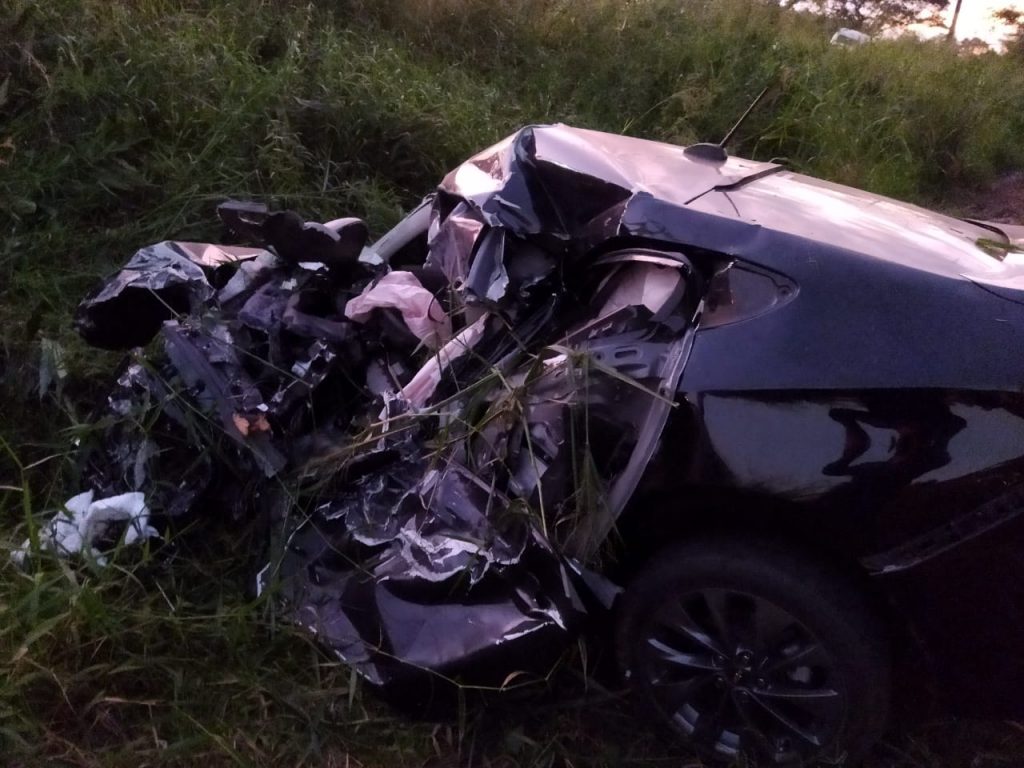 Motorista morre ao perder controle do carro e bater em caminhão em Navegantes