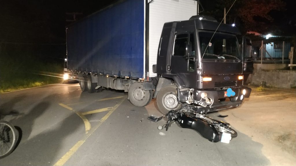 Motociclista fica ferido após colisão entre caminhão e moto em Timbó