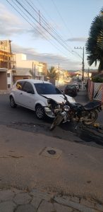 Motociclista fica ferido após contra um carro em Ilhota 