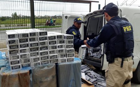Mais de 20 mil maços de cigarro contrabandeados são apreendidos em Itajaí