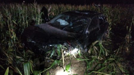 Homem morre após colidir carro na traseira de caminhão e capotar em Gaspar