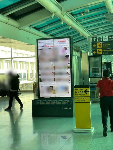 Vídeos pornôs são exibidos em painéis de aeroporto no RJ
