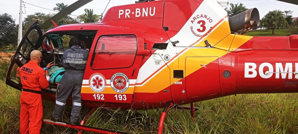 Homem é resgatado pelo Helicóptero Arcanjo após cair de uma altura de quatro metros em Indaial