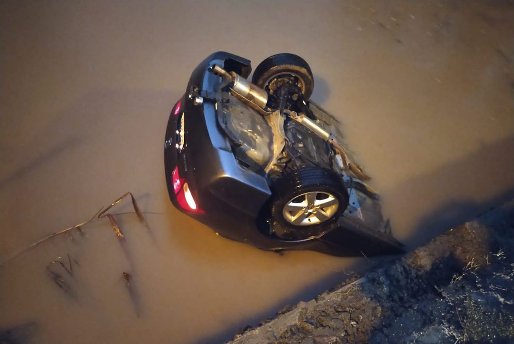 Homem e mulher morrem após carro cair no rio em Ituporanga