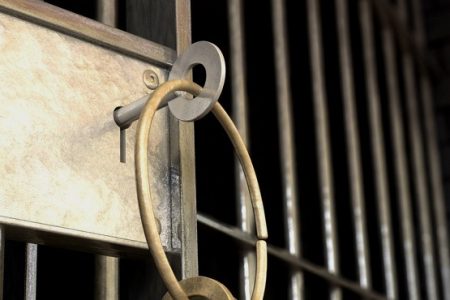 Padrastro é preso por deixar três crianças sozinhas em Pomerode