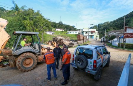 Carlos Moisés garante apoio financeiro aos municípios atingidos pelas chuvas em SC