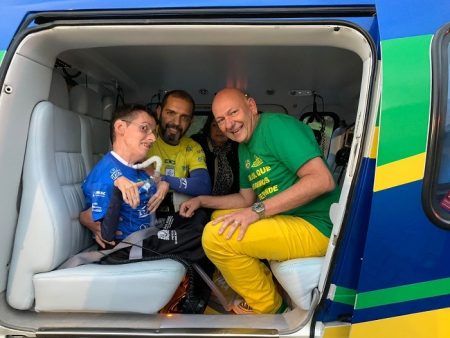 Atleta paraolímpico Thulio Toledo visita Havan e realiza sonho de voar de helicóptero