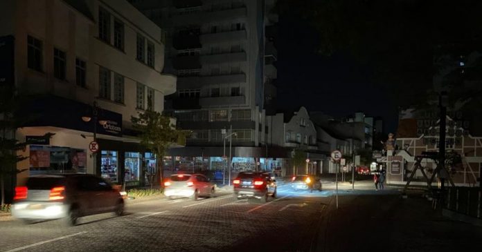 Apagão em Blumenau deixa mais de 1,2 unidades sem luz nesta quarta-feira